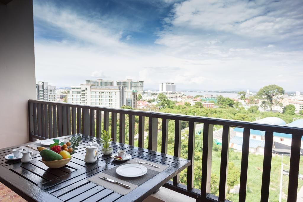 Отель Golden Tulip Essential Паттайя Экстерьер фото